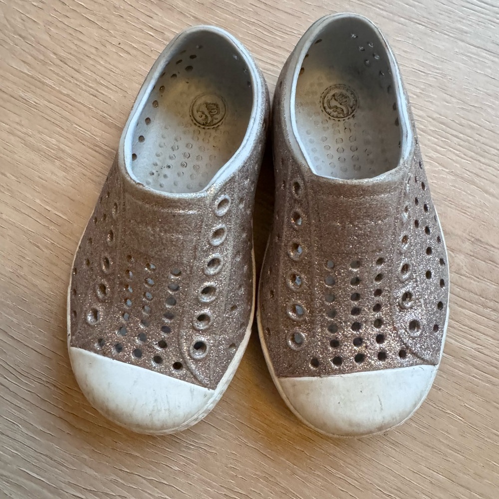 Native TODDLER'S JEFFERSON SLIP-ON BLING SHOES size 6 T